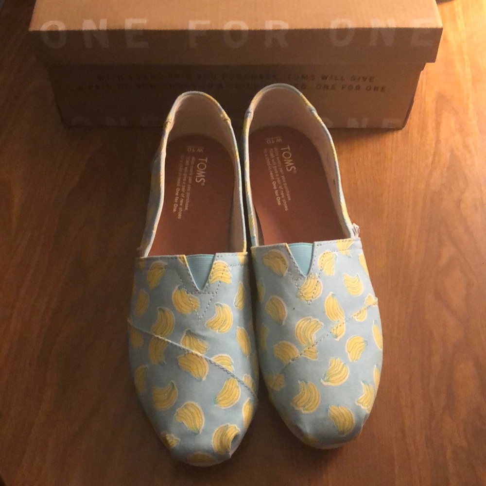 NWT Toms banana print shoes
